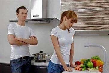 Man Shocks His Wife By Screaming At Her In Kitchen. Then He Says Is Damn Hilarious.